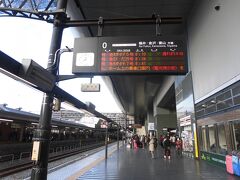 最寄りのバス停から６時４５分のバスに乗り
早めに高槻駅について、サンダーバード５号の運行状態を聞くと、まだ車庫内で運行の情報は入っていないとのこと

なお、サンダーバード５号は高槻にも停車すると言われたが、乗車の変更ができない切符と、高槻京都間の特急券もないので、在来線で京都まで行くことに

８：１０発が４分遅れとのことで少しほっとして、飲み物とつまみを購入して