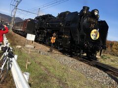 長瀞駅手前でタイミング良く汽笛を鳴らしてSLパレオエクスプレスがやってきました。