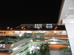 那覇空港に到着したのは夜の20時20分でした。
モノレールで宿まで行きます。