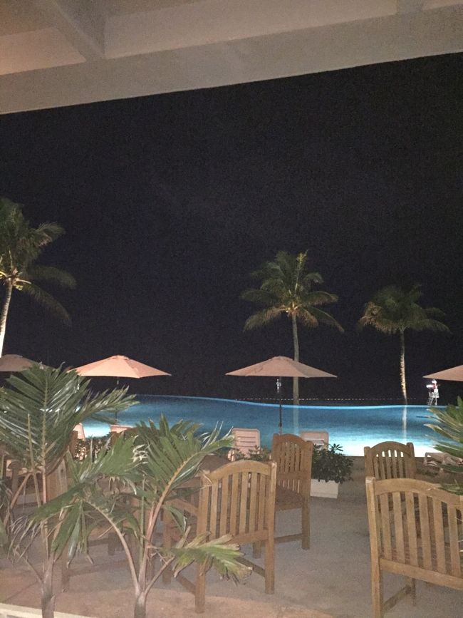 夜のプールサイド