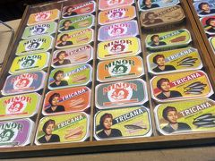 お土産も買わないといけませんね。
雑誌「るるぶポルトガル」のお土産紹介コーナーにチラっと載っていたこれ。
缶詰を買う事にしました。
ネコのパッケージが超絶かわいい。

1缶2ユーロくらいだったかな。
中身は、サバ、イワシ、他いろいろです。
開けるのがもったいなくて、インテリアとして、現在は部屋に置いてあります。