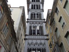 さあ、街歩きへ出発。まずは前回来た時に乗らなかったサンタ・ジュスタのエレベーター。