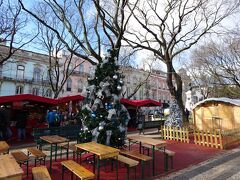 サン・ペドロ・デ・アルカンタラ展望台に到着。クリスマスマーケットの名残か屋台が出てます。