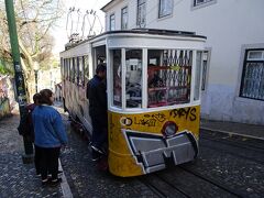展望台の脇からグロリア線のケーブルカーに乗車します。ケーブルカーも市内交通24h券で乗れます。