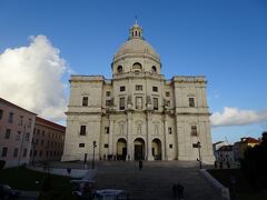 坂の途中にも立派な教会が。サンタ・エングラシア教会です。