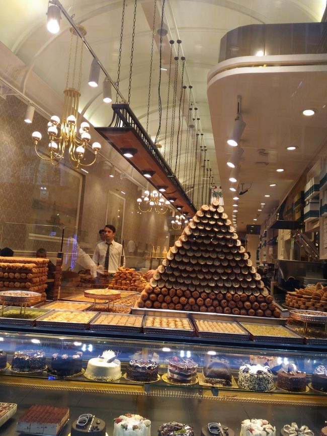 地震が心配と思う反面、うちのにゃんこなら即効崩している（笑