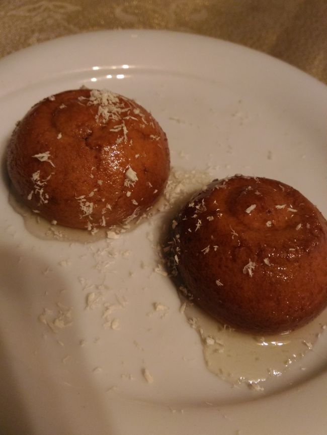 揚げたドーナツのシロップ漬け・・甘党だけど１つで、ギブ！