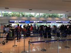 変なシステム

残念ながら優先レーンはないので、荷物を預けるために並ぶ。
一度カウンターで手続きしてから、X線を通してまたカウンターへ・・・
変なシステムだ。