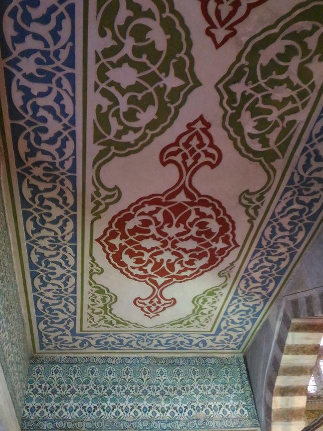 ブルーモスク入口付近の天井。色も模様も好み。