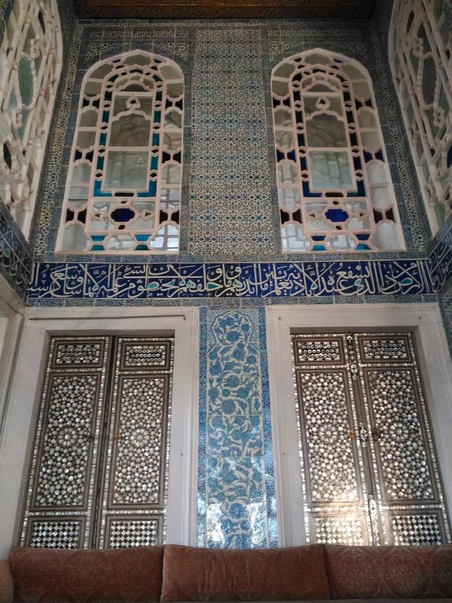 落ち着いた配色の内装モザイクとステンドガラス。