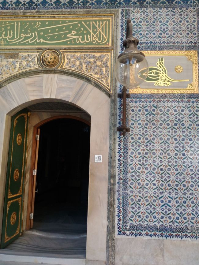 緑はイスラム教では１番大事な色。タイルは青が多いのにね。技術的に？<br />