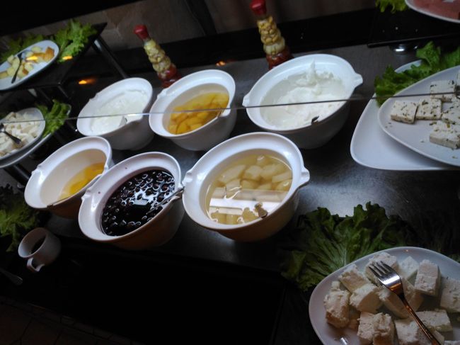 コンポートとヨーグルト・チーズ、蜂蜜は巣のまま切り取って食べるタイプでした。<br />