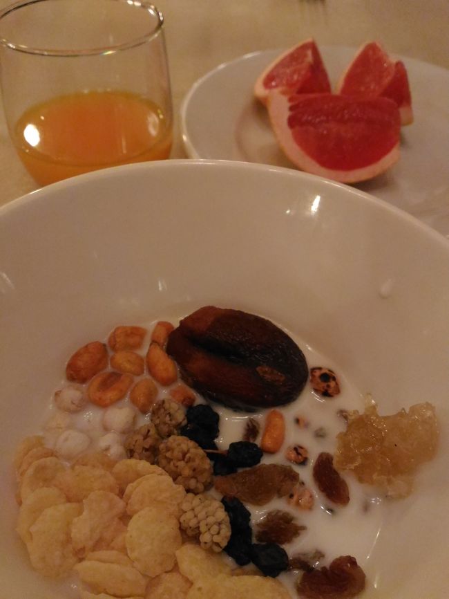 朝はシリアル！蜂蜜いれてみた＾＾それとみたことない穀類も。<br />ヒエ？アワ？キヌア？<br />