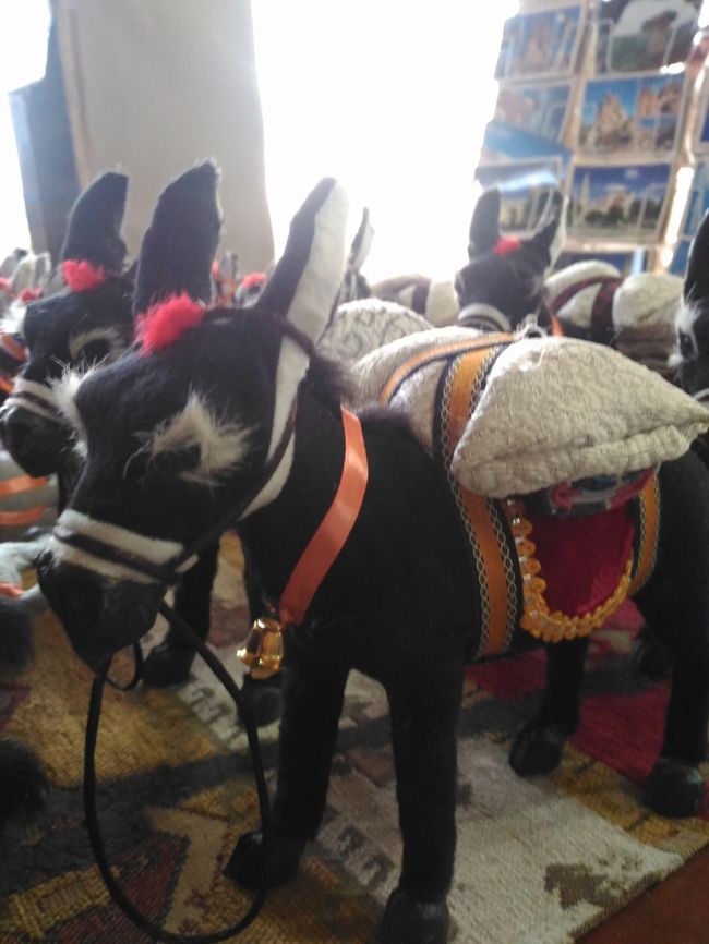 湖のほとりのお店はサービスがちょっと強引。石鹸とかコーヒーとか。<br />