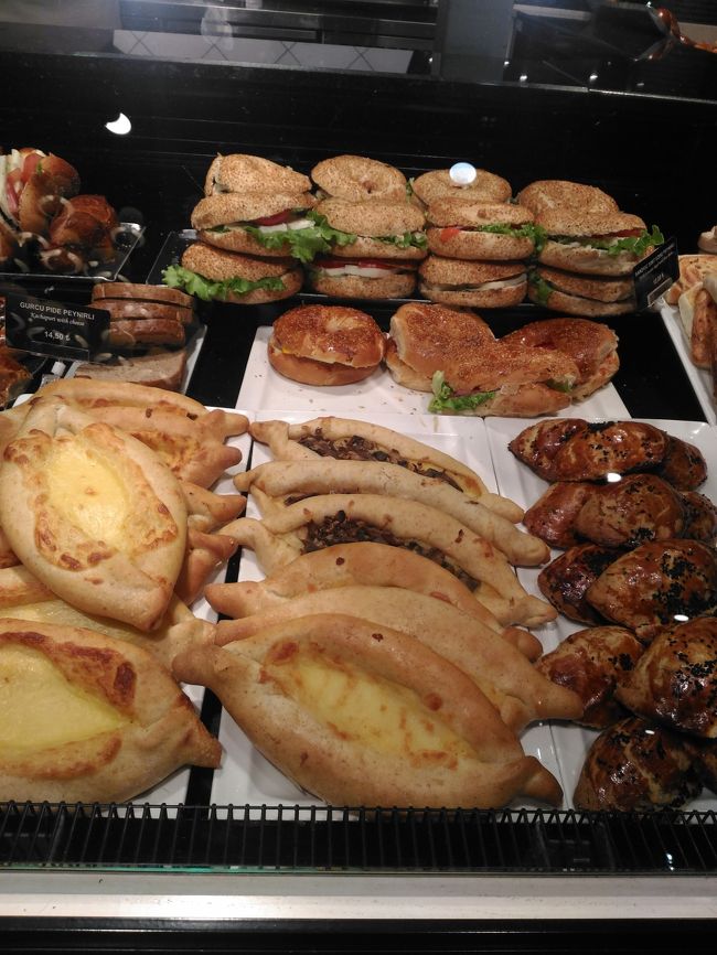 アンカラではすごい時間が余ったけど、ISTではばたばた！<br />ラウンジも通路もものすごい混んでいて、搭乗口までわんさか人・人・人！<br />夜中便なのでもっと空いているかと侮っていた。ラウンジ使用ままならず。<br />TL使いきるため飲み物やお土産を特急で物色。