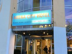 ミュンヘン空港からはクロアチアから来たバスに乗りました。ミュンヘン市内のビヤホールで夕食、ビールは飲みたくなかったので炭酸水を貰いました。

夕食のあとはオーストリアのザルツブルクへ。
写真はザルツブルクのホテルです。
ARENA CITY HOTEL

部屋は清潔で広さもまあまあでした
バスタブがあり(湯の出は良くなかった)
ベッドはシングル二つありました。
標準的なホテルでした。
