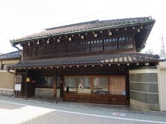 横山家住宅

旧地漉紙問屋「松屋」横山家の家屋は江戸時代後期の建築で、商家の面影を今に伝えています。