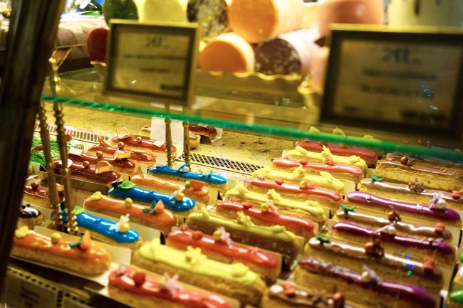 つまみのイクラとスルメを探してエリセーエフスキーへ。。<br />ちょっと見当違いでした<br />ここは高級店ですので。。。<br />ここの地下で作っているらしいケーキです。買いませんでした。。