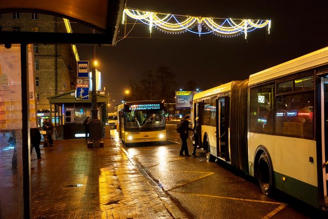 モスコフスカヤから空港までバスです。