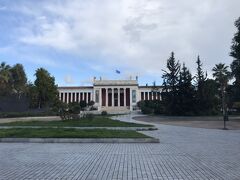 シンタグマ広場から地下鉄に乗ってやってきました国立考古博物館。
地下鉄の乗り方は、なんとなく乗れました。
切符の自販機がいっぱいあるのに一部しか稼働してないっていう。
で、みんな、わりと有人窓口に並ぶっていう。
自販機でアメリカかイギリスか忘れたけど国旗のマーク選べば、
英語表示に変わるので買えますよ。
ただ、お釣りがいっぱいいるような金額は受け付けてくれません。
2ユーロなのに、20ユーロ入れるとかね。
購入金額によって使える紙幣、硬貨が表示されてました。
小銭ないと有人窓口行きですね。
一日券とかあったけど、考古博物館以外は徒歩移動の予定なので買わず。

地下鉄の駅から大通り歩いて10分弱。