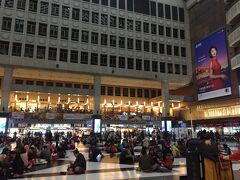 台北駅に降ろされふらふらと周辺を散策。かの有名な台北駅の下に大量の地べたリアン！（古い）この日は日曜日で外も大雨だったからなのかしら。ちょっと度肝を抜かれました。
ひとまずはEasyCard(悠遊卡)買わないとね～と自動販売機で買ったところ、なぜか私のはコップのフチ子プリント。なんでやねん。