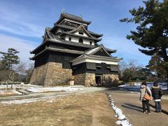 少し行けば別の船乗り場があるが、戻って
松江城 (千鳥城)に行くことにした。
2人天守閣に行ったことがあるというので
私ともう一人で行ってきました。
ここも堀のチケットを見せて割引、440円。