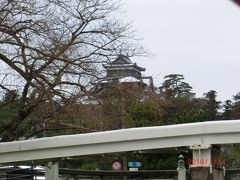 堀めぐりで見上げた松江城。
松江城の敷地、内堀から外堀と松江城山公園となっており
ずいぶん広いです。
立派なお城でした。
お城の登り階段の前には神社もありました。
初代城主の堀尾吉春の銅像もありました。