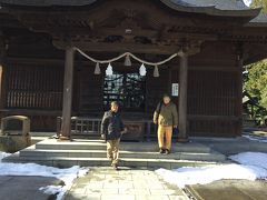 だいぶ上がり松江城の天守閣に行く石段の前に
松江神社がありました。
お賽銭を投げ鐘を鳴らしてお祈りしました。
横にあるトイレも借りました。
神社から天守閣までは一息です。
天守閣だけ有料です。440円でした。
天守閣の手前からも松江市内や大山が展望できます。