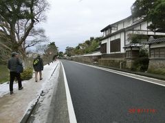 塩見繩手  しおみなわて
所謂武家屋敷通りです。
縄のように伸びた道のことで、塩見という武家屋敷
の武家にちなんだ名前だそうです。
塩見縄手には武家屋敷が並んでいます。
堀に沿ったいい通りです。