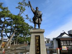 堀尾吉晴公の像がありました。
立派に手をあげています。
1600年に出雲に移り松江城と松江の町を築いたそうです。
孫の代で途絶えたのか？次は京極氏が城主になり、その後
松平になり明治まで松平家が続いています。