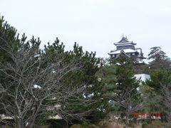 松江城山公園の中心の松江城の天守閣。
堀めぐりの船から見たお城です。