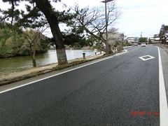 塩見繩手は美しい通りです。
堀川遊覧船から降りて、松江歴史館の先を
左に折れると武家屋敷がある塩見縄手です。
