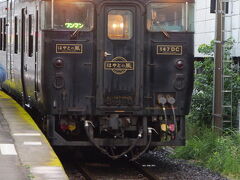 10月28日、2日目。いよいよメインエベント、“九州の列車を乗り倒す旅”の出発です！　今回はJR肥薩線と球磨川鉄道を巡ります。
最初の列車は「はやとの風」。　9：26発です。

お～っ　「はやとの風」が鹿児島中央駅のホームに入って来ました！　黒の外観がカッコいい！シビレル～ッ！！

“はやと”はもちろん、薩摩のあたりに住んでいた人たちの呼び名です。
黒い車体がたくましくて、はやとの名にピッタリ！

