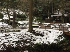 事前に旅館に雪状況を聞くと降っていないということでしたが、
直前の寒波で三江線がストップするくらいだから、
石見銀山も龍源寺間歩がある上の方は雪が残っていたがそれでも多くはありません。