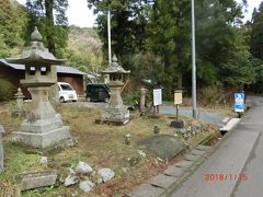 龍源寺間歩から下り坂をどんどん下りて半分ほど来ると
豊栄神社というのがありました。
字から見ると銀山町の繁栄か豊穣を祈るための神社かなと思いますが、
実際は毛利元就の関連の神社で、豊栄神社の神号を与えられたからとのことです。