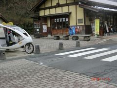 石見銀山公園の観光案内所のそばに
ベロタクシー乗り場がありました。
バイクの後ろに2人乗れるようですが、
パンフレットには料金を書いていませんでした。
運転手がガイドも兼ねているようです。
自転車は歩きに弱い人には便利かと。