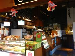 少しお腹が空いたので、カフェで軽く食べることにしましょう。
「Sweet Peach Cafeteria」というお店に入りました。