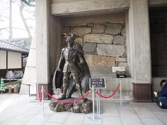 ホテルでチェックアウト後、荷物を預けて歩いて名古屋城へ。

距離はありますが、知らない町を歩くのは楽しいです。

名古屋城の信長像です（確か）