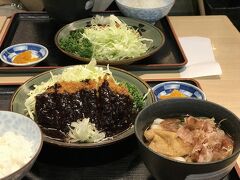 帰る前に、名古屋めし。

名古屋駅の「きしめん亭」
味噌カツときしめんの定食がありました。

どちらも美味しかったです。
二つ食べられて、満足です♪

初めての名古屋は、気取りがなくて、お食事も美味しくて、楽しい旅でした。
また来たい、と思う街です。

読んでくださってありがとうございました。