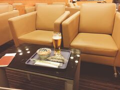 ついにこの日がやってきた。くぅー！！
というわけで、ミャンマーひとり旅の幕開けです。

そうそう、ミャンマーにはビザが必要だというのを知らなくて、あわててとりました。手続きはとっても簡単で、eビザで50ドル。お忘れなきよう。

関空から北京で乗り継いでミャンマーへと行く便です。初の中国系エアラインでいろいろ楽しみー！

関空はプライオリティパスで大韓航空のラウンジに入れるのでよきですな。そんなにご飯はないのだけれど、カップ麺とかパンとかおにぎりが用意されているのはありがたい。ビールもある。新聞もある。