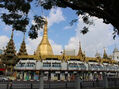 ではさっそく街へGO

ヤンゴンの街はスーレー・パヤーなる寺院を中心に造られているそうで、わたしの泊まったホテルはすぐ近く。徒歩5分ほどでスーレー・パヤーに到着です。黄金。キレイ。