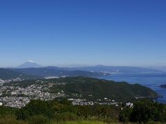 こちらが山上からの風景。

海岸線と奥には雪をかぶった富士山がくっきりと見える。
最高の天気に恵まれた。