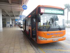 ホイアンのLittle Hoian Central Boutique Hotel & Spaからダナン空港まではUberで348,000ドン。帰りのベトナム航空は遅延もなく、定刻の１４時２０分頃にノイバイ国際空港に到着しました。
この日の宿泊先のヒルトン　ハノイ　オペラまでは昨年から走り始めたノイバイ国際空港とハノイ駅を結ぶ86番のバスで向かうことにします。料金は一人30,000ドン（150円）と格安。荷物を置くスペースも確保されていました。