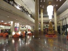 バスはHilton Hanoi Operaの真横で停車。小雨が降っていたので助かりました。
さっそくチェックインをします。