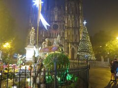 少し霞がかかっていましたがハノイ大教会もライトアップされていました。