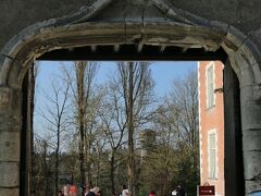 ル クロ リュセ（Château du Clos Lucé）

スタートの観光案内所から最初の目的地 ル クロ リュセまで
映像＆音声のオーディオガイド（日本語）で
ロワールの古城やこれから訪れるル クロ リュセについてレクチャーを受け…

（到着まで 前の座席では、遅れて到着の日本人女子がドライバーさん（女性）とずーっとフランス語で世間話、、）

後でドライバーさんの説明によると…
彼女達の内一人はフランスに留学中
もう一人は日本から遊びに来た友人
お天気も良いし、思い立って申し込み、急いで来たのだとか…
フランス語の勉強の為日本語ではなくフランス語で話して欲しい
(友人はフランス話は話せない)
道理で、、彼女達はkuritchi達とは会話どころか挨拶もないのね、、了解！(^-^;)

出発後約35分で ル クロ リュセ（Château du Clos Lucé）に到着、、
（10：25AM)

意外にも？こじんまりとした
ル クロ リュセ（Château du Clos Lucé）、、、、

ドライバー：車に11:30に戻って来てね！
チケットは現金にてドライバーさんに支払、ドライバーさんがまとめて購入して
入場券やパンフレットを渡してくれます、、
団体料金（9euro）が適用されるのでとってもお得！

そして、、伝えられた時間まで、自由見学&散策♪
（館内案内・ガイドはありません）

門から中に入ると、、、