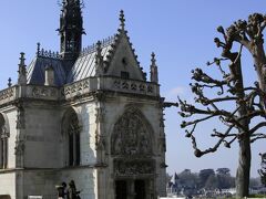 アンボワーズ城（Château d'Amboise）
サン テュベール礼拝堂 （Chapelle Saint-Hubert）

狩人の守護聖人サン テュベールを奉るこの礼拝堂は
ルイ11世（シャルル8世の父）時代に着工された礼拝堂の基礎の上に
15世紀末 シャルル8世の時代に王族の私的利用の為（プライベート用）に建てられました、、

アンボワーズで亡くなったレオナルド ダ ヴィンチの現在のお墓も
このサン テュベール礼拝堂 にあります、、
