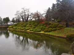 米沢城の土塁と濠。土塁の内側は上杉神社の境内となっている