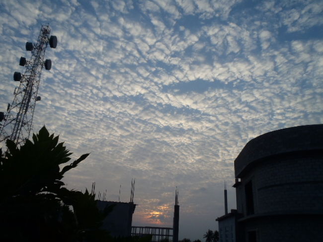 ホテルの部屋の前のテラスからMaafushi島で迎えた、<br />最初の朝日を眺める。<br />今日も快晴！<br />