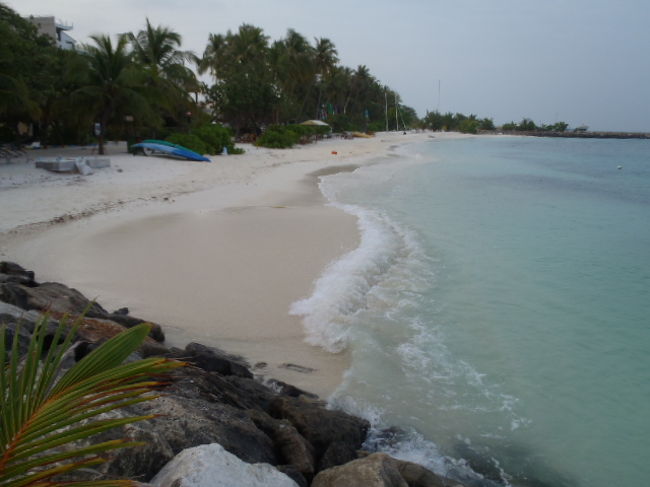 すぐ目の前にあるビーチを朝の散歩を兼ねて散策。<br />静かに波の音だけが押したり返したりしている静かな朝のビーチです。